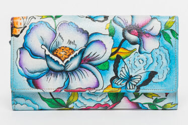 Portofel de piele cu model cu flori si fluturi pictat manual