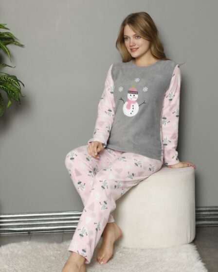 Pijamale dama gri din doua piese cu bluza cocolino si pantaloni lungi cu imprimeu Om de Zapada PJD042