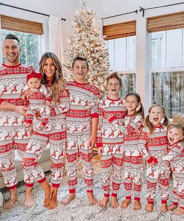 Cat costa un set misto de pijamale familie matchy pentru Craciun in maagazinele online?