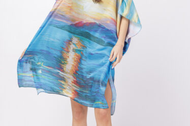 Rochie de plaja tip poncho din matase cu imprimeu apus de soare pe fond albastru